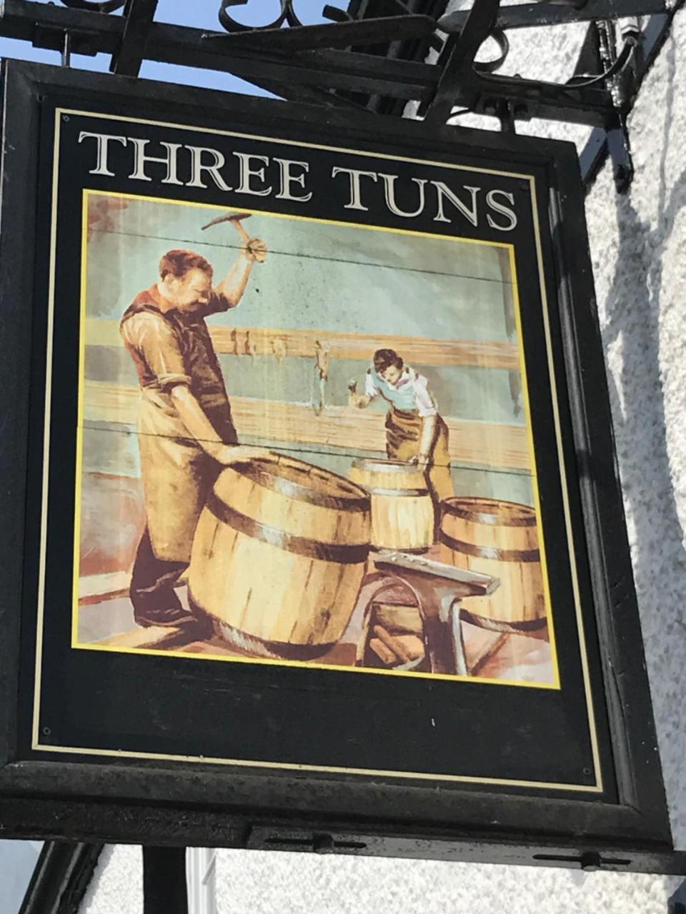 The Three Tuns Hotel เชปสโตว์ ภายนอก รูปภาพ